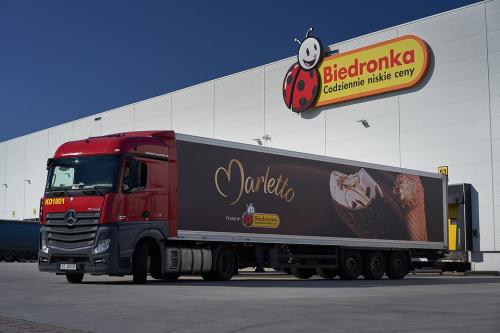 Ciężarówka z logo Biedronki