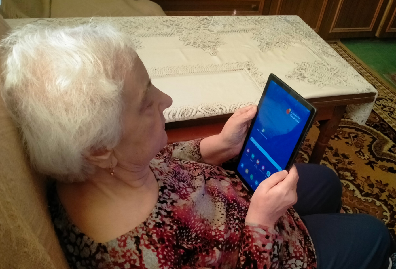 fundacja-biedronki-tablety-dla-seniorow-2-dlanas.png